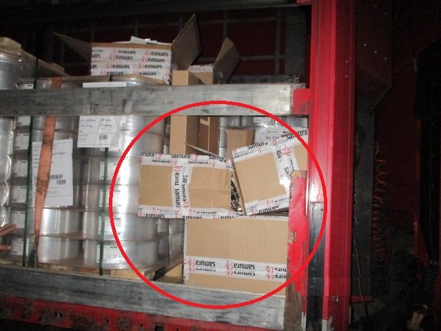 На волинській митниці затримали вантажівку із контрабандними ножами