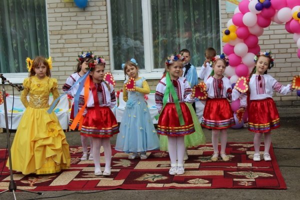 Мер Луцька з дітьми садив квіти. ФОТО