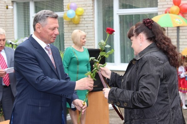 Мер Луцька з дітьми садив квіти. ФОТО