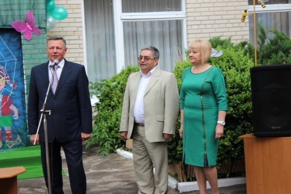 Мер Луцька з дітьми садив квіти. ФОТО