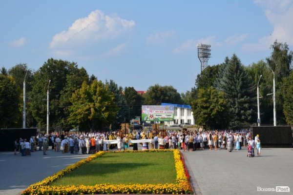 У Луцьку антивоєнну ходу УПЦ МП зустріли антипутінськими гаслами.ФОТО.ВІДЕО