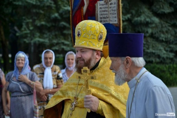 У Луцьку антивоєнну ходу УПЦ МП зустріли антипутінськими гаслами.ФОТО.ВІДЕО