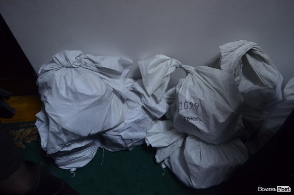 У Луцькій ТВК сплять на мішках з бюлетенями. ФОТО