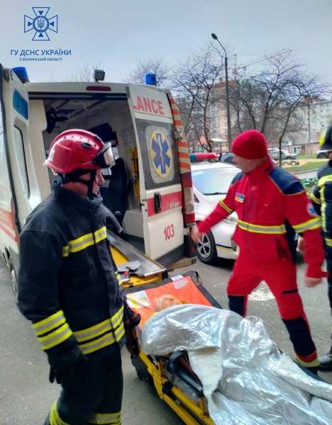 У Луцьку рятувальники допомогли травмованій жінці, яка не могла вибратися з квартири. ФОТО