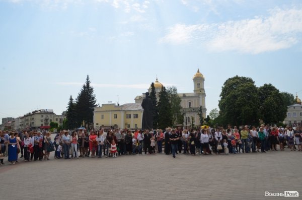 У центрі Луцька – свято учнівської пісні, танцю і вишиванки. ФОТО