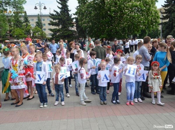 У центрі Луцька – свято учнівської пісні, танцю і вишиванки. ФОТО