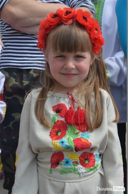 У центрі Луцька – свято учнівської пісні, танцю і вишиванки. ФОТО