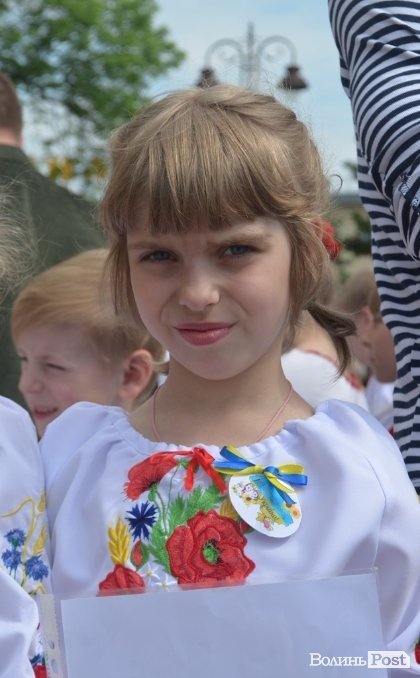 У центрі Луцька – свято учнівської пісні, танцю і вишиванки. ФОТО