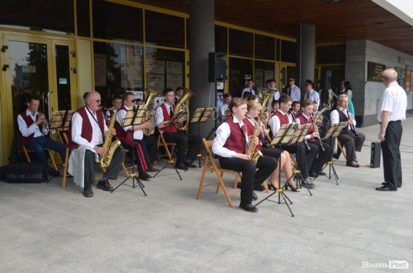 У центрі Луцька – свято учнівської пісні, танцю і вишиванки. ФОТО