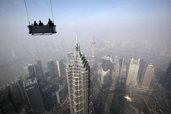 21. Робочі готуються чистити вікна в будівлі Шанхайського всесвітнього фінансового центру