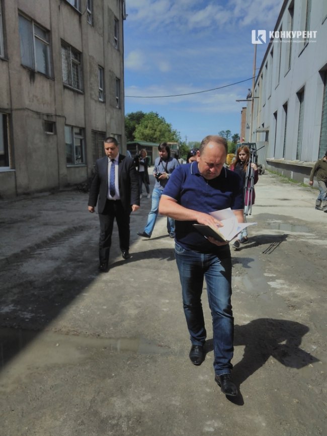 Журналістам влаштували екскурсію на джерело смороду в Луцьку