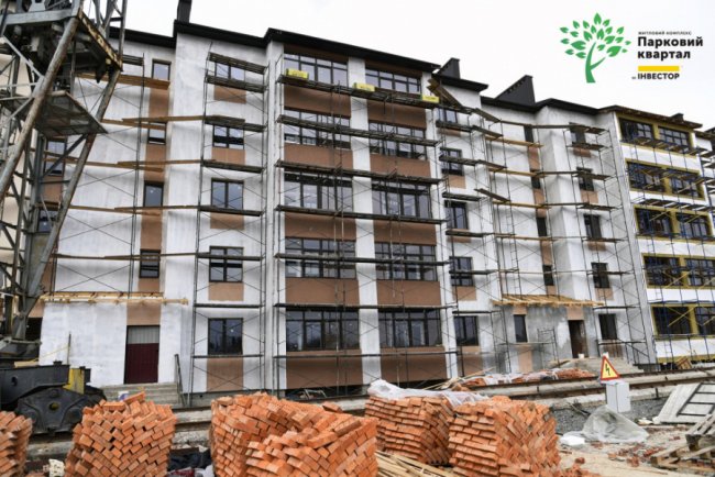 У другому будинку ЖК «Парковий квартал» у Ковелі завершують утеплювати фасад. ФОТО*