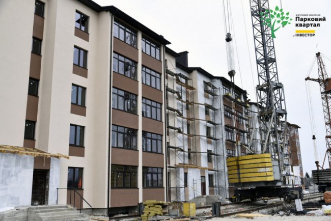 У другому будинку ЖК «Парковий квартал» у Ковелі завершують утеплювати фасад. ФОТО*