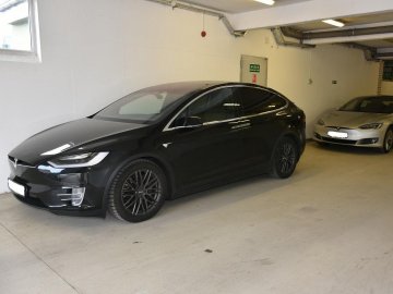 В українця на польському кордоні відібрали крадену Tesla