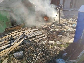 В одному з мікрорайонів Луцька будівельники палили непотрібні шини. ФОТО