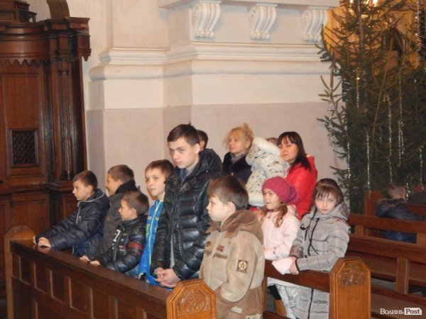 До Луцька привезли Вифлеємський вогонь. ФОТО