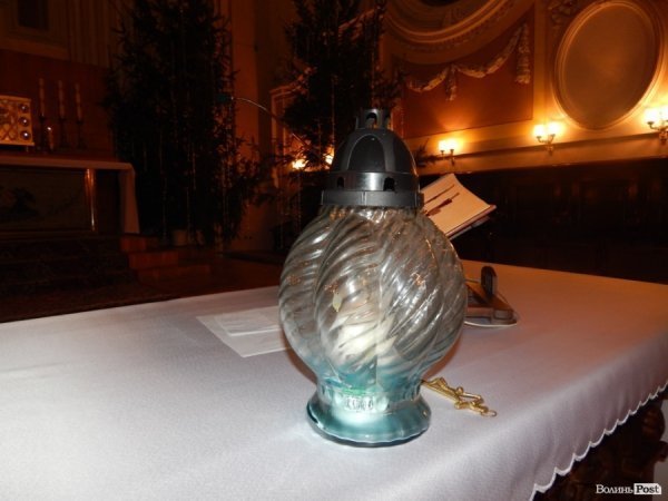 До Луцька привезли Вифлеємський вогонь. ФОТО