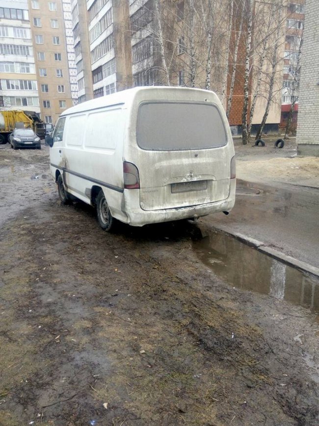 У Луцьку на Конякіна горе-водії перетворили зелену зону на болото. ФОТО