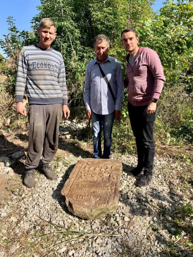 У Володимирі-Волинському виявили юдейський надгробний камінь. ФОТО