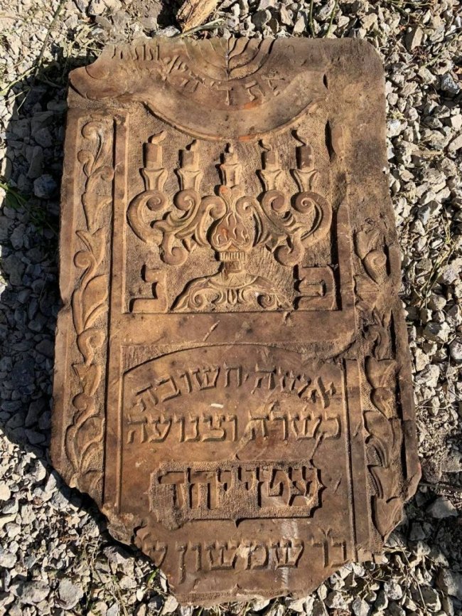 У Володимирі-Волинському виявили юдейський надгробний камінь. ФОТО