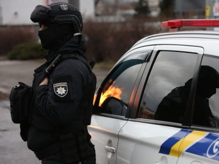 У Тернополі озброєний чоловік захопив жінку у заручники  і забарикадувався в квартирі: що відомо про інцидент