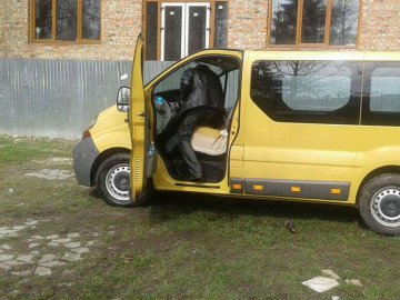 У Луцьку муніципали «спіймали» чоловіка, який мив автівку у дворі багатоповерхівки