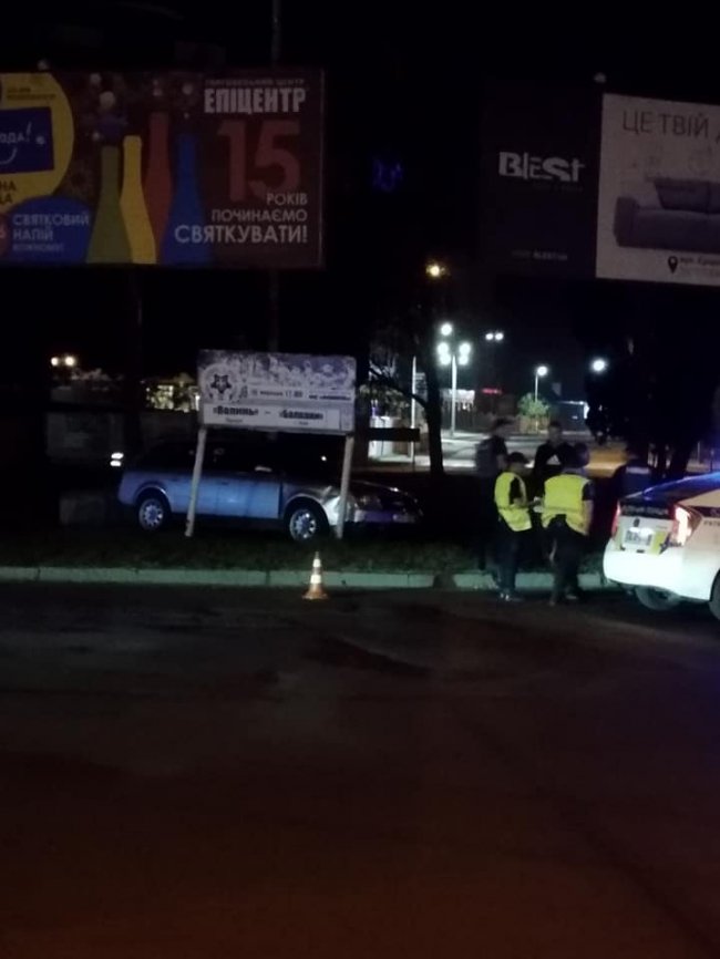 Вночі у Луцьку автомобіль злетів з дороги. ФОТО