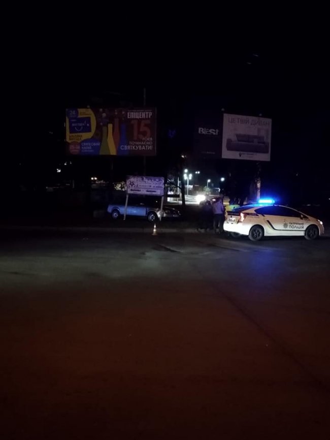 Вночі у Луцьку автомобіль злетів з дороги. ФОТО