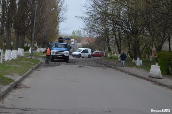 У Луцьку на вулиці Кравчука проводять капітальний ремонт автодороги. ФОТО