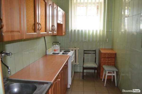 Тут заарештованим гріють їсти. 