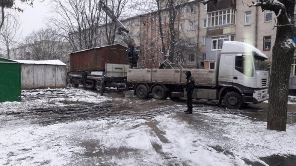 Луцькі муніципали продовжують зносити гаражі