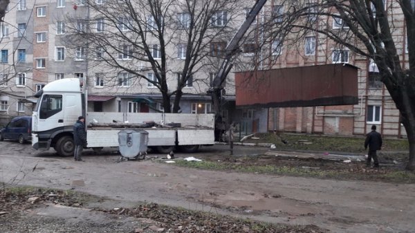 Луцькі муніципали продовжують зносити гаражі