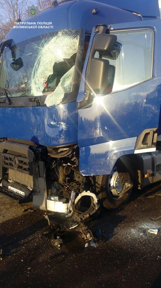 Аварія на Волині: від зіткнення з вантажівкою маршрутку відкинуло на зустрічну смугу