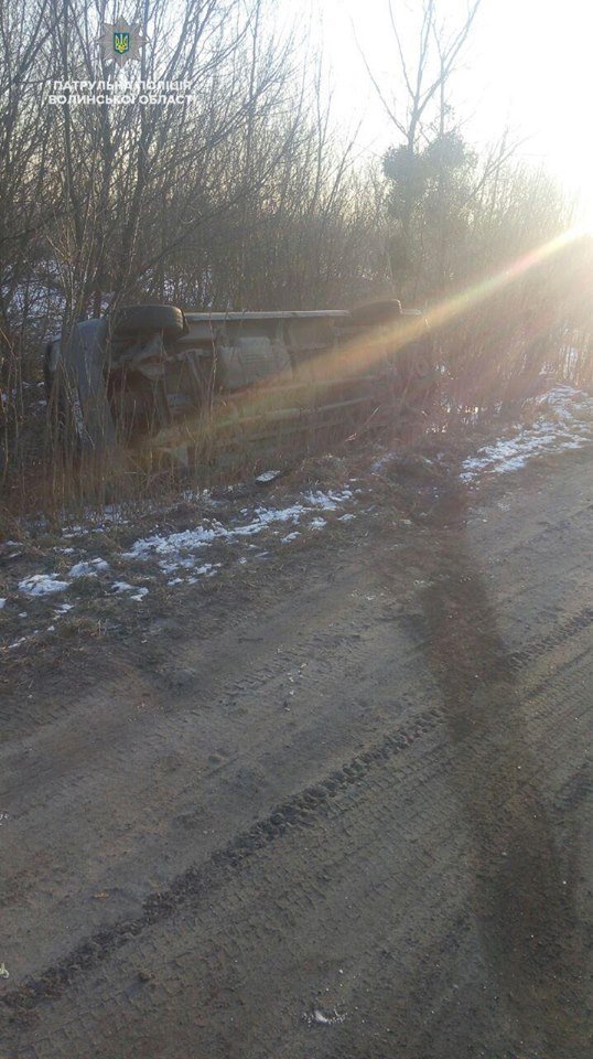 Аварія на Волині: від зіткнення з вантажівкою маршрутку відкинуло на зустрічну смугу