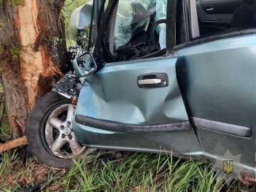 ДТП у Луцьку: водій заснув за кермом і врізався в дерево