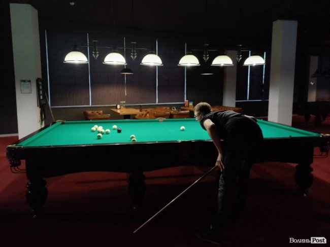 У Луцьку відбувся благодійний турнір з більярду на підтримку ЗСУ. ФОТО