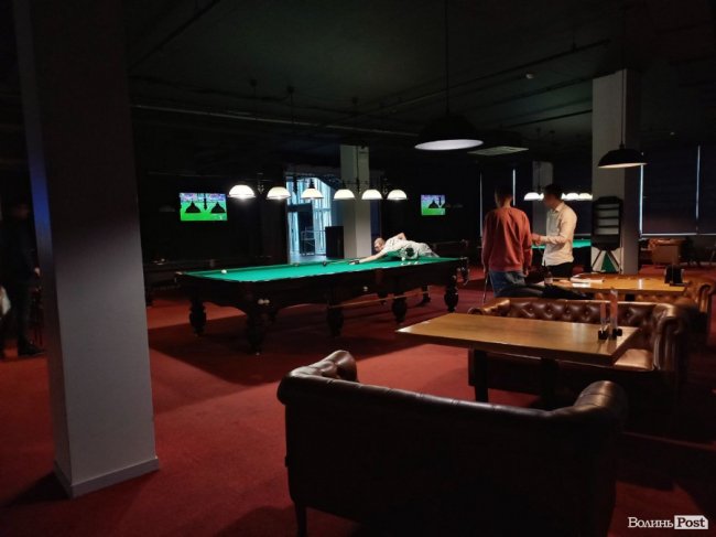 У Луцьку відбувся благодійний турнір з більярду на підтримку ЗСУ. ФОТО