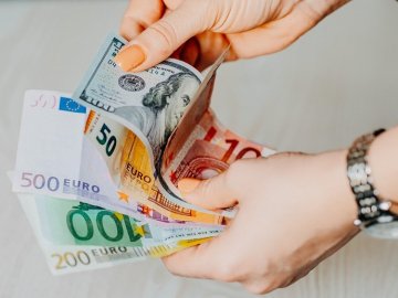 Долар або євро: у якій валюті варто зберігати заощадження