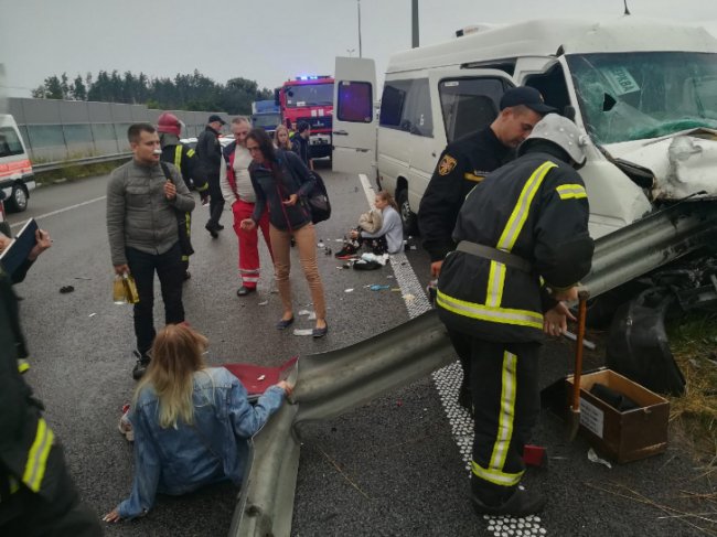 Моторошна аварія під Києвом: 2 загиблих, 12 травмованих. ФОТО