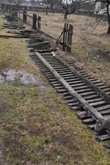У волинському селі невідомі через традиції розтрощили паркан