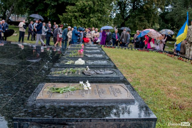 Скорбота і квіти: у Луцьку вшанували жертв війни. ФОТО
