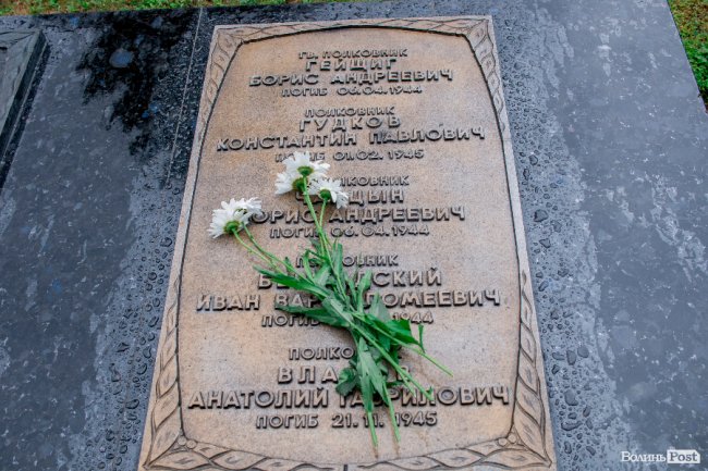 Скорбота і квіти: у Луцьку вшанували жертв війни. ФОТО