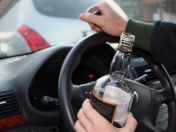 У Луцьку очевидці до приїзду поліції затримали п'яного водія, що скоїв аварію і хотів втекти