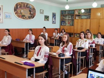 Як старшокласники та вчителі луцької гімназії писали ювілейний радіодиктант. ВІДЕО