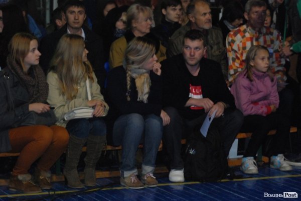 У Луцьку «Нова лінія» та спортзал стали театрами. ФОТО. ВІДЕО