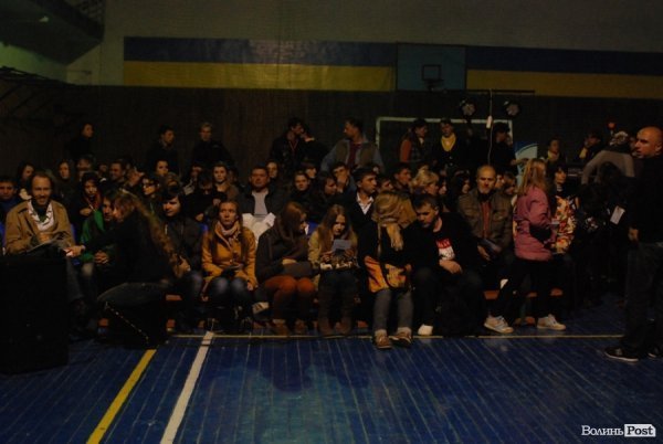 У Луцьку «Нова лінія» та спортзал стали театрами. ФОТО. ВІДЕО