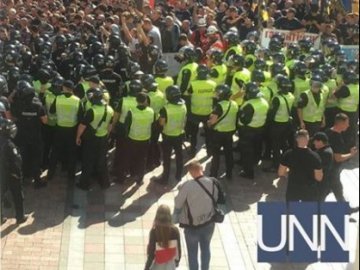 У Києві біля Верховної Ради  – сутички мітингувальників