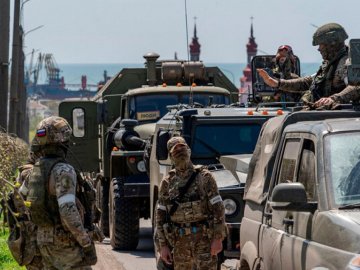 Окупанти масово вивозять родини з Херсону