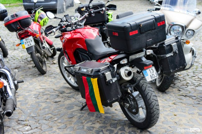 Леді на мотоциклах: у Луцьк приїхали байкерки з декількох країн. ФОТО