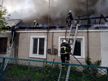 Масштабну пожежу в багатоквартирному будинку у Рожищі вже локалізували. ФОТО